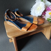 Sandały damskie Kickers, r. 37, koturn 2,5 cm, skórzane