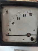 Duży woltomierz tablicowy 0-100V LUMEL. 