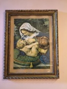 Obraz Matki Boskiej z Dzieciątkiem w ozdobnej ramie