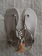 Nowe białe srebrne sandały japonki z ćwiekami Bassano 38