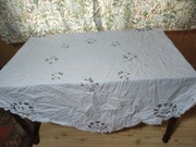Haftowany obrus z koronką śr.150