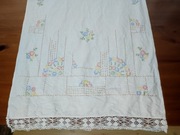 Ręcznik ozdobny ręcznie haftowany z koronką 110x54