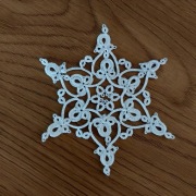 Dekor na choinkę śnieżynka frywolitka biala 9,5 cm