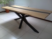 Stół z żywicą epoksydową