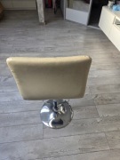 Hoker kuchenny obrotowy kremowy z oparciem regulowana wysokość