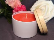 Świeca sojowa w białym pojemniku, róża