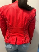 Wiosenna czerwona kurtka ramoneska z ekoskóry