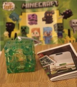 Figurka BLOK EMERALDU EMERALD BLOK Minecraft Kinder Joy VC335