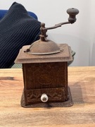 Stary francuski młynek do mielenia kawy i pieprzu