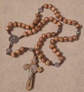 Różaniec dla babci drewniany z Watykanu. Rzym, Włochy Plac Św. Piotra(T).