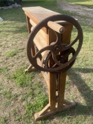 Zabytkowy drewniany magiel