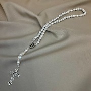 Różaniec ręcznie robiony z biało-srebrnych koralików – elegancki wzór