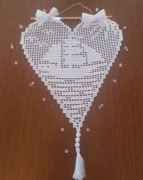 Ozdoba na okno ścianę Rękodzieło metoda Filet Serce Statek 44 cm 