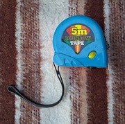 Miara zwijana o długości 5 metrów, "Rainbow Tape" firmy Modeco. 