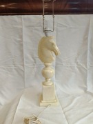 Alabastrowa włoska lampa koń szachowy H 50 cm