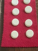 GUZIKI ozdobne,plastik , na stopce, średnica 20mm,sztuk 8 -stan idealny