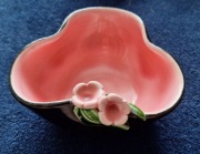 Ceramiczna miseczka czarna z różem.