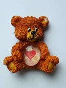 Miś, misiu z serduszkiem - magnes na lodówkę