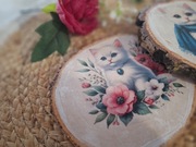 Zestaw 2 szt podstawki z drewna zdobione kotki 