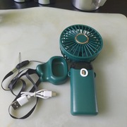 Mały wentylator stojący. 