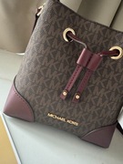 Michael Kors torebka Mercer mini bordowa z regulowanym paskiem 18/19/11 cm