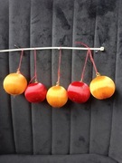 Bombki ozdobne ze sznureczkami w kolorze czerwonym i żółtym, połyskujące