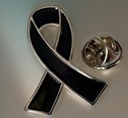 Wpinka żałobna, wstążka, pins