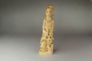 Okimono - Bijin, piękność z kwiatami - Japonia, okres Edo (1603-1868).