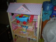 Sprzedam używany domek dla lalek.