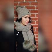 Komplet czapka i szalik z pomponami.