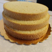 Biszkopt na tort - jasny, pokrojony spód o śr. 22 cm + 2 podkłady pod tort