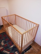 Łóżeczko sosnowe z szufladą i materacem