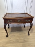 Stolik/konsola w klasycznym stylu