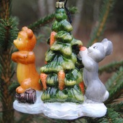 Komozja - bombka szklana kolekcjonerska - Miś i zając z marchewkową choinką
