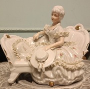 Dama siedząca na kanapie,stara porcelana szkliwiona.