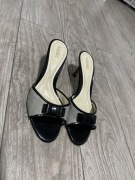 Buty klapki na szpilce Luxax Anna Pollini, buty w stylu pin-up z kokardką.