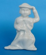 figurka porcelanowa mężczyzna w berecie