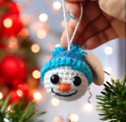 BAŁWANEK, bombka na choinkę, na szydełku, handmade