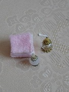Miniaturki - zestaw perfum i ręcznik - skala 1:12 - Dollhouse