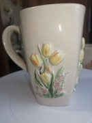 Kubek z rzeźbionymi kwiatami żółtymi tulipanami wykonany ręcznie 