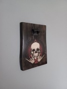 Otwieracz z magnesem naścienny.  Rock.