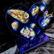 Serce Oceanu – stojak z muszlami w żywicy