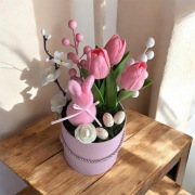 Stroik wielkanocny flower box z tulipanami i zajączkiem 