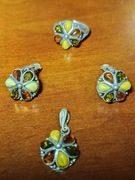 Biżuteria srebrna z bursztynem (2 pierścionki, 2 klipsy, wisiorek)