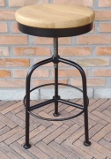 Taboret hoker barowy regulowana wysokość czarny mat z dębowym siedziskiem