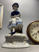 figura z porcelany. Duża postać dziewczyna z gołębiem #909