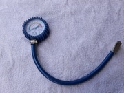 Miernik ciśnienia do kół z wentylem samochodowym