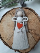 Anioł zawieszka makrama sznurek beż serce czerwone