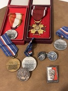 Sprzedam zestaw 5 medali i 4 odznaki PRL piękne stany jedna wysyłka