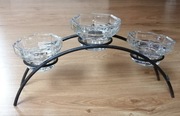 Kryształowe świeczniki na metalowym statywie